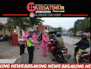 Bhayangkari Polsek Somba Opu Bagi Takjil ke Pengguna Jalan.