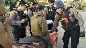 Patroli Presisi Samapta Polres Gowa Amankan Penjual Miras Ilegal Jenis Ballo di Lokasi Penyebrangan Sungai Je’ne Berang