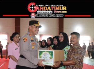 Kapolres Gowa Bersama Ketua Bhayangkari Cabang Gowa Bagikan Paket Lebaran kepada Personel Polres Gowa