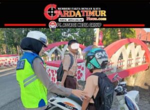 Personel Satlantas Polres Takalar Berikan Teguran Humanis kepada Pelajar yang Tidak Menggunakan Helm