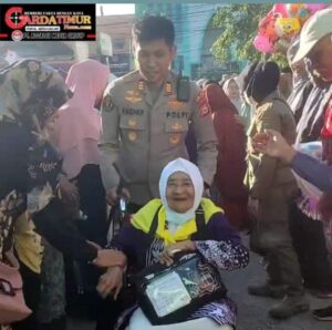 Aksi Kapolsek Pattallassang Sigap Bantu Dorong Kursi Roda Jamaah Haji Lansia. 