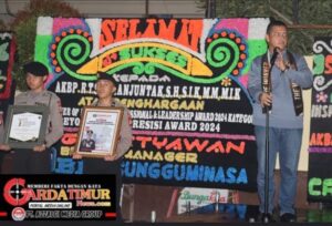 Usai Terima Penghargaan, Kapolres Gowa Dibopong Oleh Personelnya Masuk Ke Mako. 