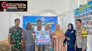 Sinergitas TNI-Polri Kawal Pembagian Bantuan Langsung Tunai Dana Desa Tamalate. 