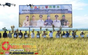 Pangdam XIV/Hsn Bersama Forkopimda Sulsel Panen Padi Perdana dari Kegiatan Optimasi Lahan di Kab. Pinrang. 