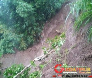 ‎Tanah Longsor Landa Dusun Pattallassang, Dua Rumah Rusak Berat. 