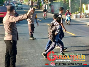 Pengaturan Pagi Polsek Polut Bantu Pelajar Menyeberang Jalan. 