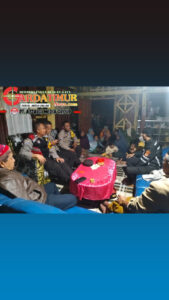 Personel Polsek Tompobulu Polres Gowa Datangi TKP Kebakaran 3 Rumah Panggung, 2 Korban Jiwa. 