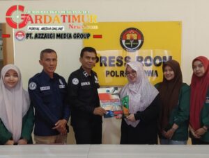 Mahasiswi PKL Ilmu Komunikasi UMI Serahkan Plakat dan Sertifikat ke Seksi Humas Polres Gowa. 