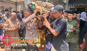 Bhabinkamtibmas Usung Keranda Jenazah Mantan Kepala Desa Lassang. 