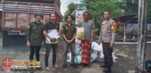 Dalam Rangka Cooling System Pemilukada Damai Bhabinkamtibmas Polres Jeneponto Melaksanakan Pengawasan Penyaluran Bantuan Bibit Padi.