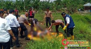 Mayat Tanpa Identitas Ditemukan Mengapung di Empang, Polisi Lakukan Penyelidikan.