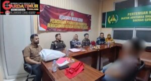 Penyidik Sentra Gakkumdu Serahkan Tersangka Dugaan Perusakan APK ke Kejaksaan.