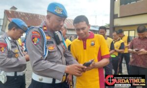 Kasipropam Polres Gowa Periksa Ponsel Personel untuk Pastikan Bebas dari Judi Online. 