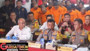 Kapolda Sulsel Pimpin Konferensi Pers Pengungkapan Kasus Pembuatan dan Peredaran Uang Palsu di Polres Gowa. 