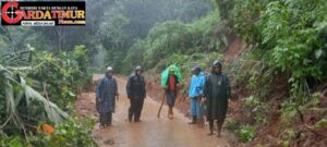 Gerak Cepat, Babinsa Koramil 1409-04/Tinggimoncong Bantu Warga Bersihkan Jalan Akibat Tanah Longsor.. 