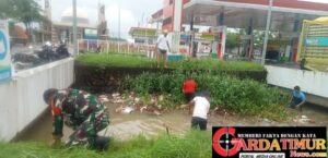 Kompak, Babinsa Kodim Gowa Bersama Warga Kalase’rena Bersihkan Saluran Air. 