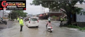 Personel Polres Jeneponto Sigap Hadir di Daerah Rawan Banjir Jalan Poros Bangkala. 