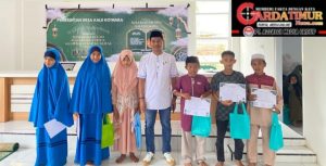 Semarak Ramadhan, Kepala Desa Kalekomara Bagikan Bingkisan kepada Anak-anak Santri.