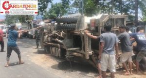 Sebuah Truck Pengangkut Tambang Galian C Terbalik.