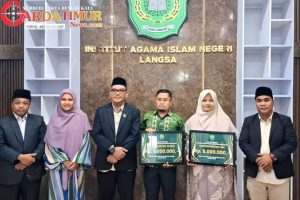 Rektor IAIN Langsa Serahkan Penghargaan Publikasi Ilmiah kepada Dosen Berprestasi