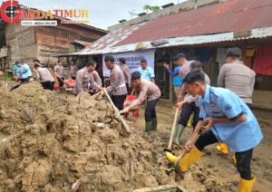 Polres Pidie Bersama PLN dan Warga Gelar Gotong Royong Pembersihan Jalan