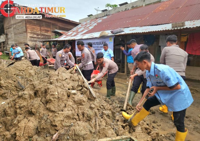 Polres Pidie Bersama PLN dan Warga Gelar Gotong Royong Pembersihan Jalan