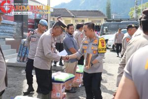 Kapolres Aceh Tengah Serahkan Bantuan dan Tali Asih Kapolda Aceh kepada Personel Terdampak Bencana