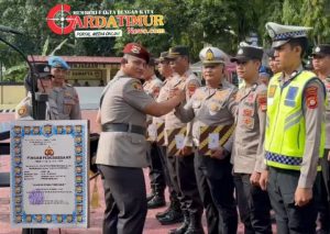 Komitmen Pelayanan Prima, Kanit Regident Satlantas Polres Enrekang Diganjar Penghargaan