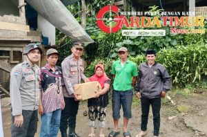 Polri Peduli, Kapolsek Tombolopao Bagikan Baksos Kepada Warga Kurang Mampu