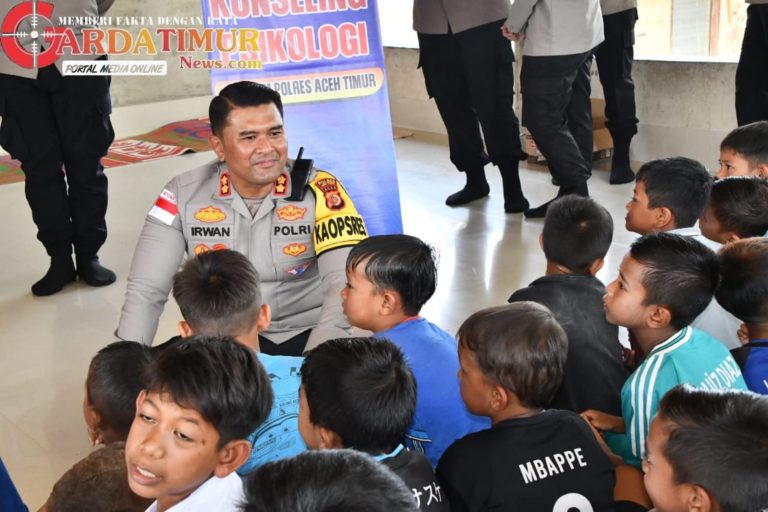 Kapolres Aceh Timur Turun Langsung Lakukan Trauma Healing bagi Anak-Anak Korban Banjir di Peureulak Barat
