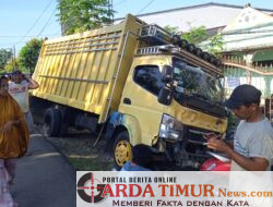 Sebuah Truk Bermuatan Jagung Menyeret Minibus Toyota Avanza.