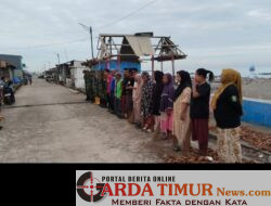 Kapten Inf Syarifuddin Pimpin Para Babinsa Galut & Warga Tamalate Bersihkan Pantai Soreang Dari Sampah.