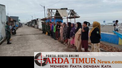 Kapten Inf Syarifuddin Pimpin Para Babinsa Galut & Warga Tamalate Bersihkan Pantai Soreang Dari Sampah.