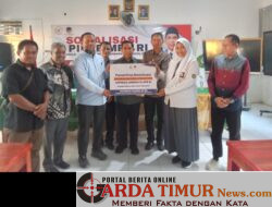 Anggota Komisi  I DPRI Partai NasDem Serahkan Bantuan PIP di SMAN I Takalar.
